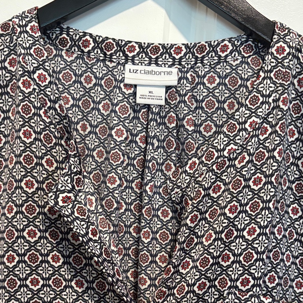 Liz Claiborne Geometric Print V-Neck Top in Black, White & Red